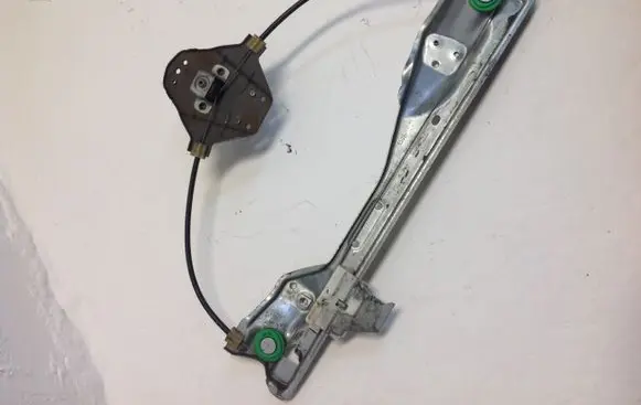 Rear door manual window regulator