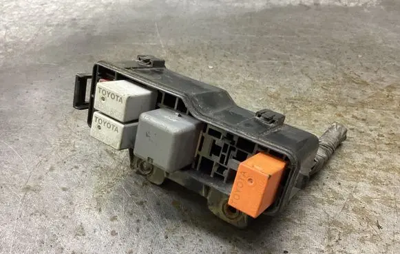 Toyota Corolla Verso AR10 Relay mounting block 9008087012 9008087019