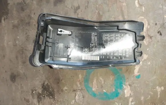 Volvo S60 Fuse box cover 31337340