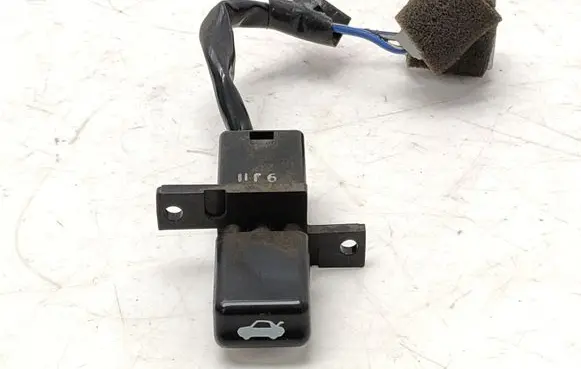 Mazda 929 Tailgate/boot open switch button 