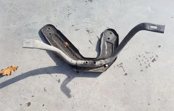 BMW 5 E60 E61 Radiator mount bracket 7147500