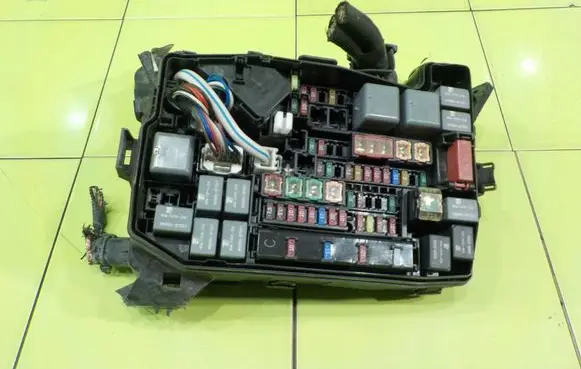 Toyota Yaris Fuse box set 8264147020 XP11