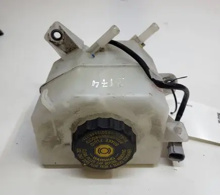 Lexus NX Brake fluid reservoir
