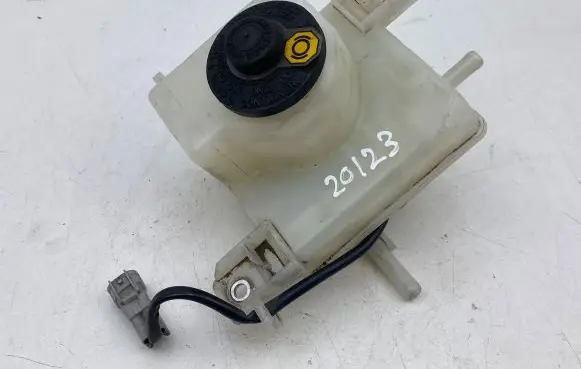 Toyota Prius+ (ZVW40) Brake fluid reservoir 