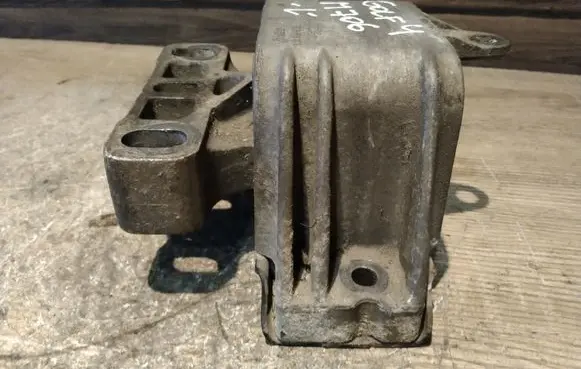 Volkswagen Golf IV Engine mount bracket 1J0199555