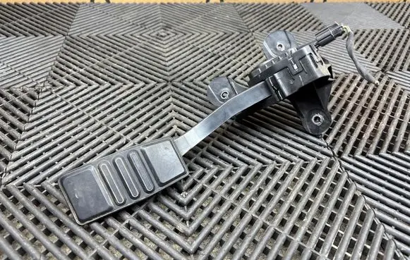 Ford Mustang VI Accelerator throttle pedal CR339F836BB