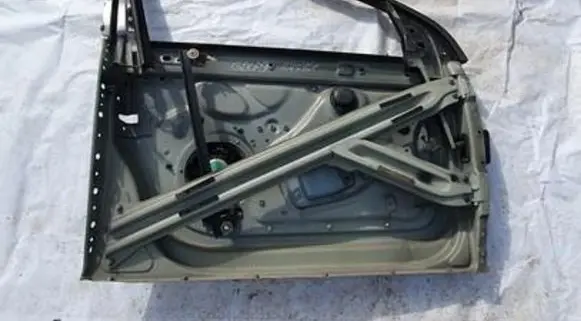 Volkswagen Golf V Front door window/glass frame juodas