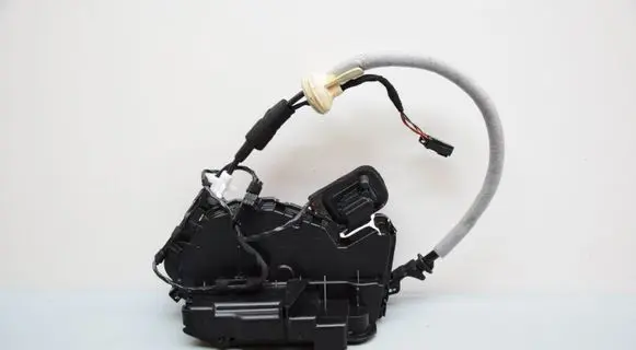 Volkswagen Tiguan Coupe door lock (next to the handle) A05548