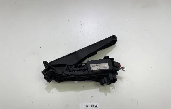 Accelerator throttle pedal