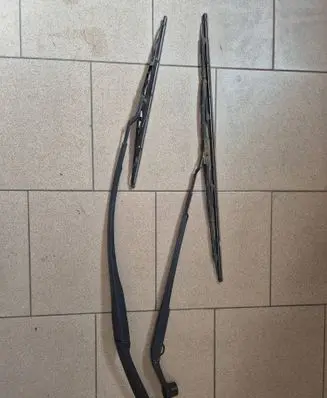 Hyundai i30 Front wiper blade arm