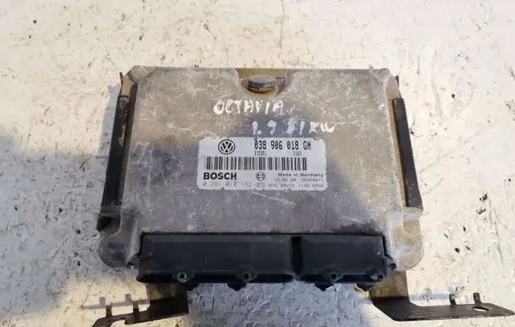 Skoda Octavia Mk1 (1U) Engine control unit/module 038906018GN 0281010182