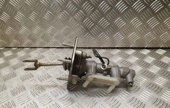 Toyota Prius (NHW20) Master brake cylinder