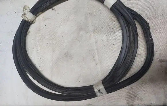 Trunk rubber seal (body)