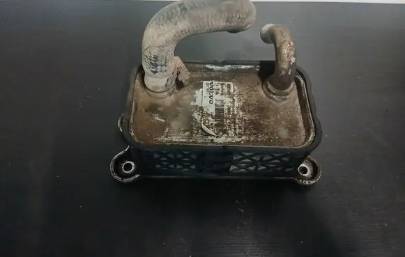 Volvo XC90 Engine oil radiator 8677973 1811104