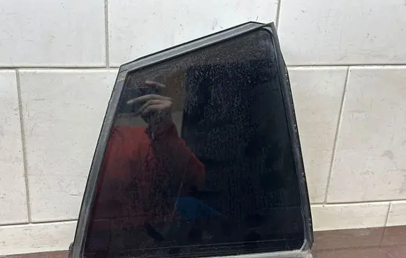 Toyota Prius (XW50) Rear vent window glass 6818847030