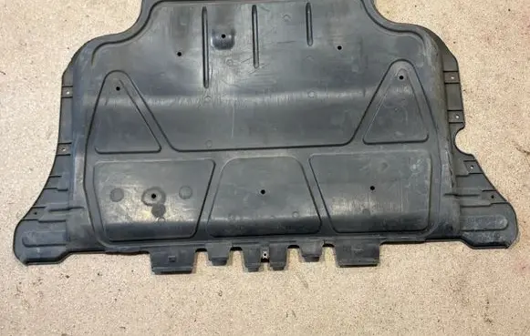 Seat Leon (5F) Engine splash shield/under tray 5Q0825236