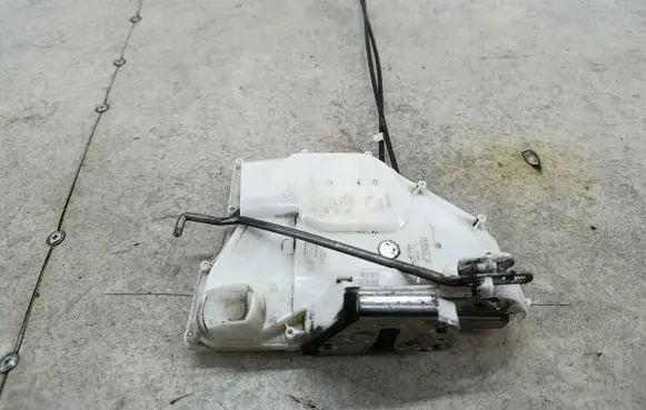 Suzuki Swift I Front door lock 