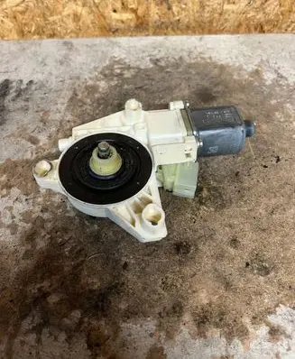 Mercedes-Benz E W212 Front door window regulator motor A2048200142 971219100