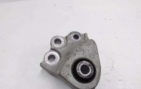 Gearbox mounting bracket