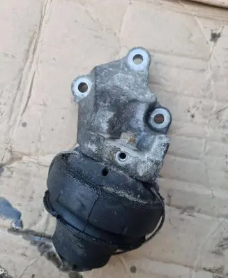 Volvo S60 Engine mount bracket