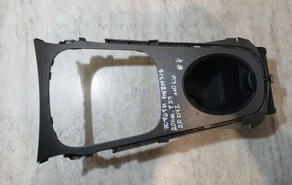 Toyota Avensis T270 Gear shifter surround trim plastic 5562505020