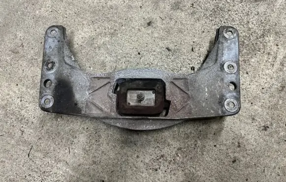 BMW 5 E60 E61 Gearbox mounting bracket 6761106 2231