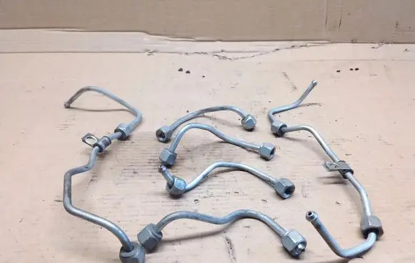Fuel injector supply line/pipe