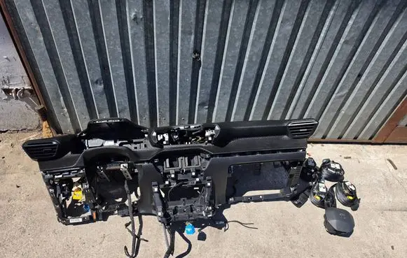 Peugeot 208 II Dashboard 5B4TAD0151697