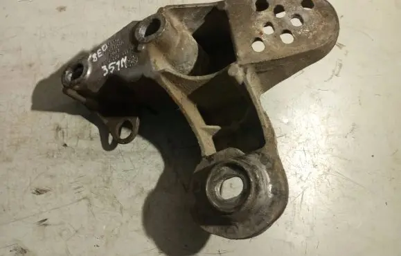 Audi A4 S4 B7 8E 8H Engine mounting bracket 8E0199351M