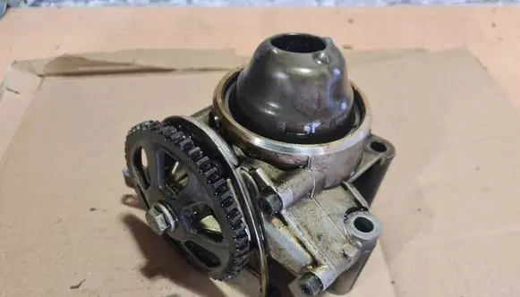 Volkswagen Fox Oil pump 03D115105G