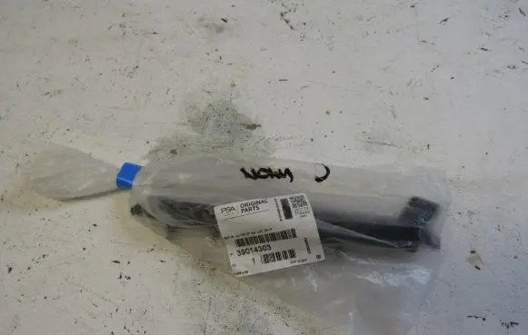 Opel Corsa E Front bumper mounting bracket 39014303