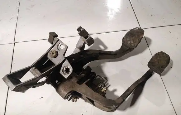 Volkswagen PASSAT B5 Brake pedal 8D1721117E KTS4