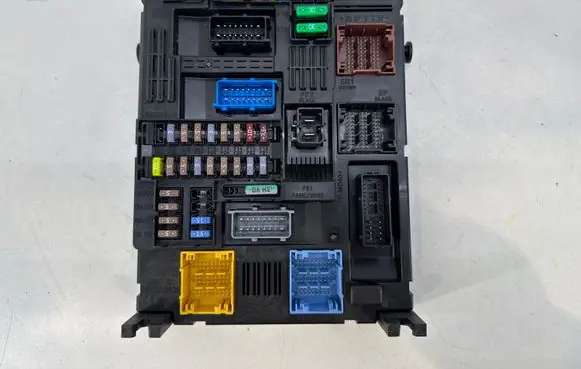Opel Mokka X Fuse module 9832881080 28709110