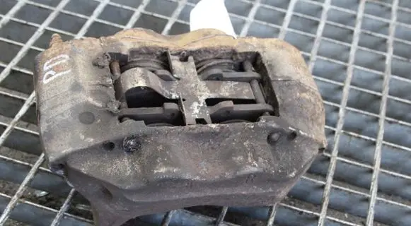 Toyota Land Cruiser (HDJ90) Front brake caliper