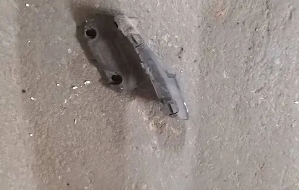 Headlight/headlamp mounting bracket