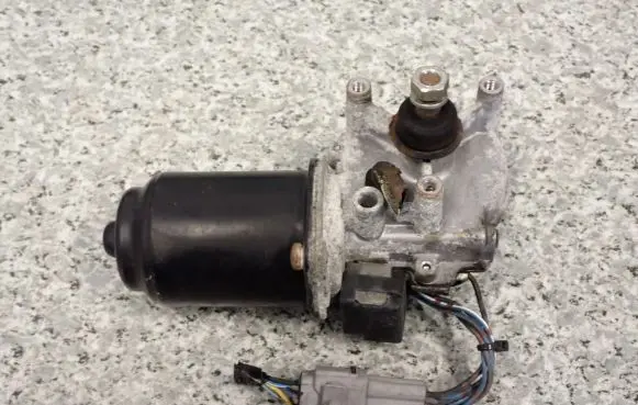Suzuki Swift I Wiper motor