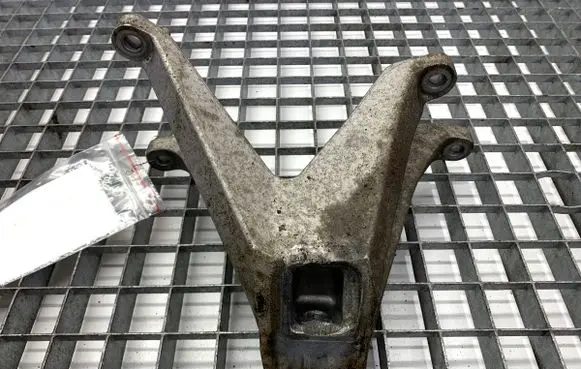 BMW 5 G30 G31 G38 Engine mounting bracket 7853647