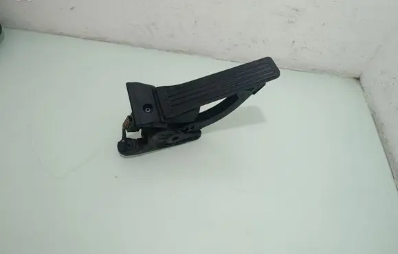 Hyundai Santa Fe Accelerator throttle pedal