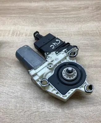 Volkswagen Golf IV Rear door window regulator motor 1J4959811C 101389101
