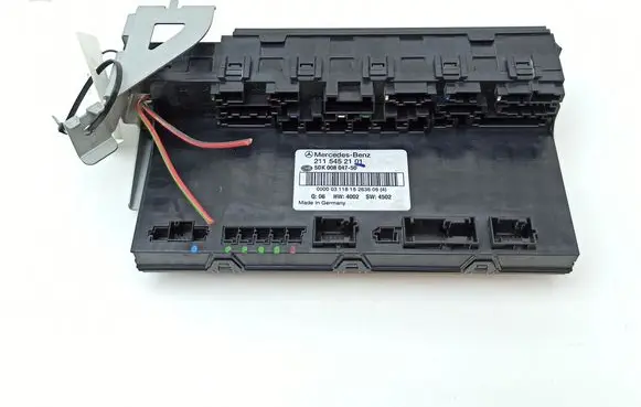 Mercedes-Benz E W211 Fuse module 2115452101 5DK00804750