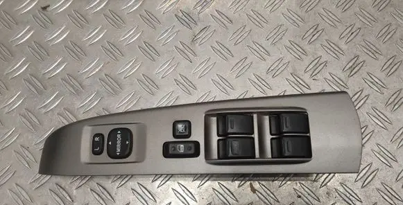 Toyota Prius (NHW20) Electric window control switch 8482047021