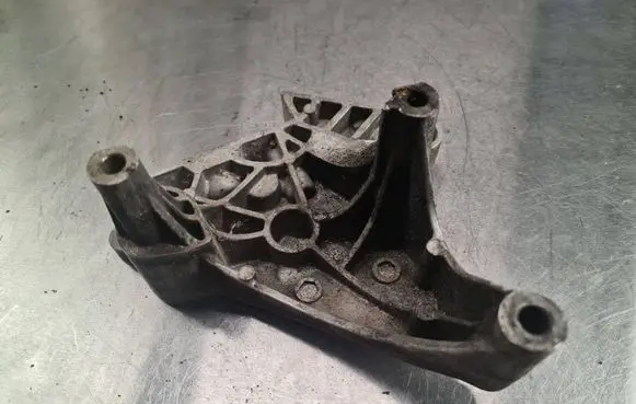 Volkswagen PASSAT B6 Engine mounting bracket 03G199207G 03G199207
