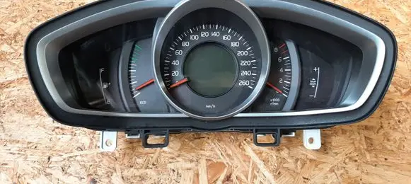 Volvo V40 Speedometer (instrument cluster) 31453101