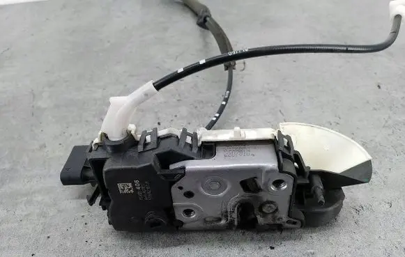 Citroen Berlingo Front door lock 828406