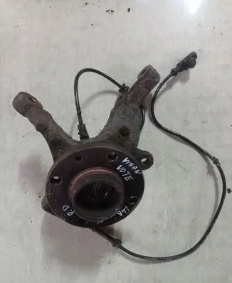Nissan Note (E11) Front wheel hub