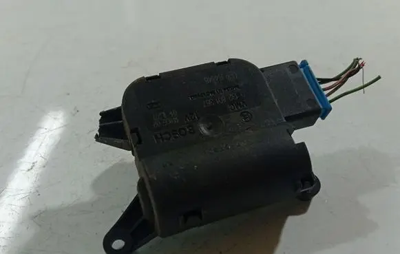Volkswagen Polo IV 9N3 Air flap motor/actuator 0132801357