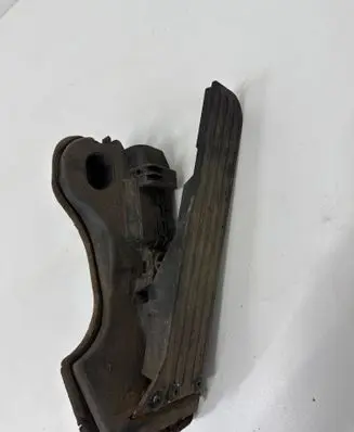 Accelerator throttle pedal