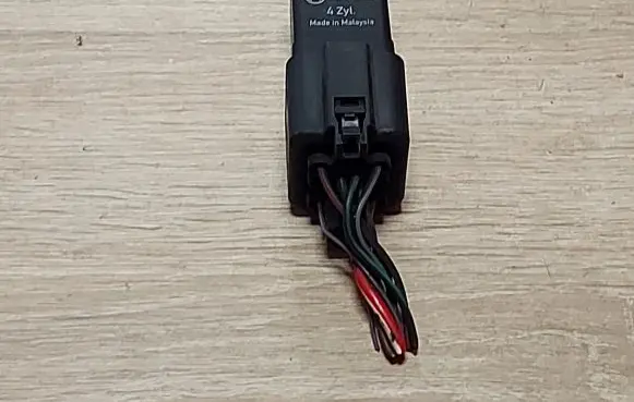 Volkswagen Touran I Glow plug pre-heat relay 038907281D 0281003038