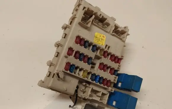 Nissan Almera N16 Fuse module 243505M310
