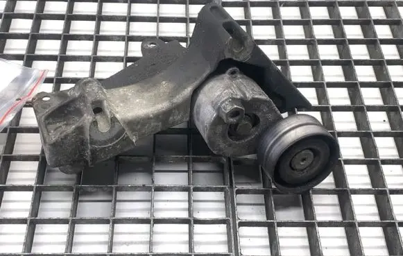 Renault Scenic III - Grand scenic III Generator/alternator bracket 